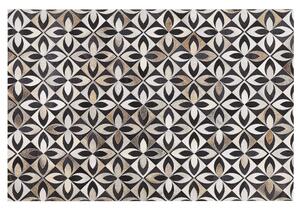 Tappeto tappetino in Pelle di Vacchetta Nera e Bianca 160 x 230 cm Motivo Floreale Patchwork Beliani