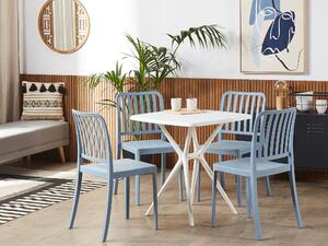 Set da pranzo da giardino in plastica blu e bianca a 4 posti tavolo quadrato sedie impilabili resistenti alle intemperie Beliani