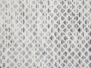 Tappeto bianco e Nero in lana 80 x 150 cm con nappe motivo geometrico a rombi intrecciato a mano a trama piatta Beliani