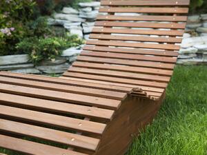 Lettino prendisole in legno di acacia chiaro design a dondolo lettino da giardino a forma curva Beliani