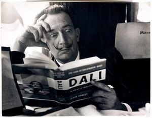 Fotografia Salvador Dali reading his biography 6 May 1959