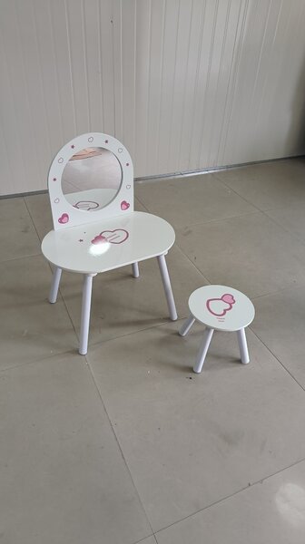AIYAPLAY Toeletta per bambini da 3 a 6 anni con specchio, sgabello e cuoricini, bianco | Aosom Italy