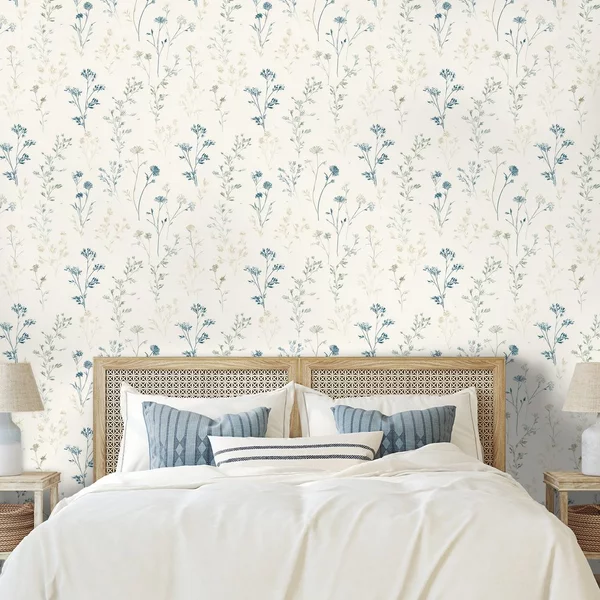 Carta da parati – Delicati fiori blu su beige