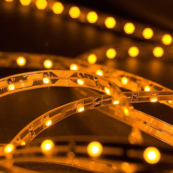 Striscia LED 3528, colore giallo, lunghezza 500 cm, 24 V, 24 W, grado di protezione IP20, lunghezza d'onda 588-592 nm