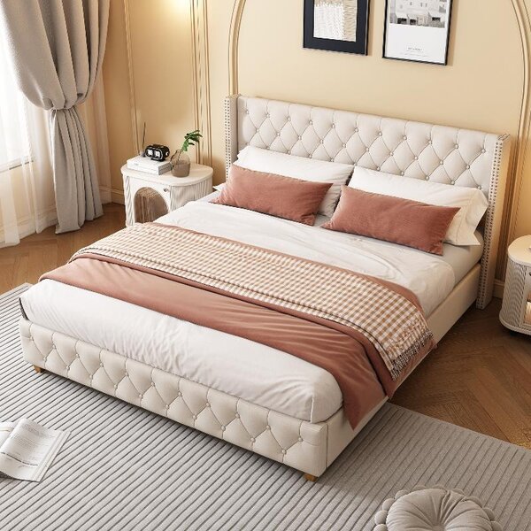 Letto imbottito 140x190 cm, color beige, realizzato in 100% lino, con rete a listelli, capitonatura a bottoni e dettagli in metallo sulla testiera, ideale per la camera da letto