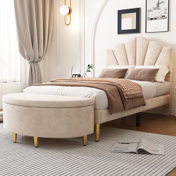 Letto imbottito 90x200 cm, color beige, rivestito in velluto, con testiera a forma di conchiglia, testiera regolabile in altezza e panca imbottita con spazio contenitore