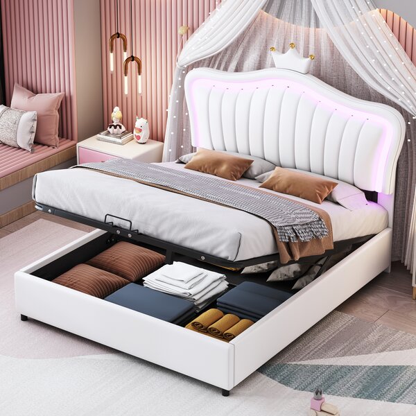 Letto per bambini 140x200 cm, imbottito in bianco, rivestito in ecopelle, con spazio contenitore a sollevamento idraulico, illuminazione a LED e testiera a forma di