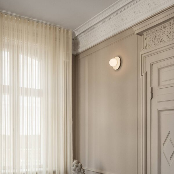 Nuura Aps Applique da parete di design Liila Muuse, dimmerabile, Bianco / Opale, Bagno, Metallo, Scandinavo, Applique