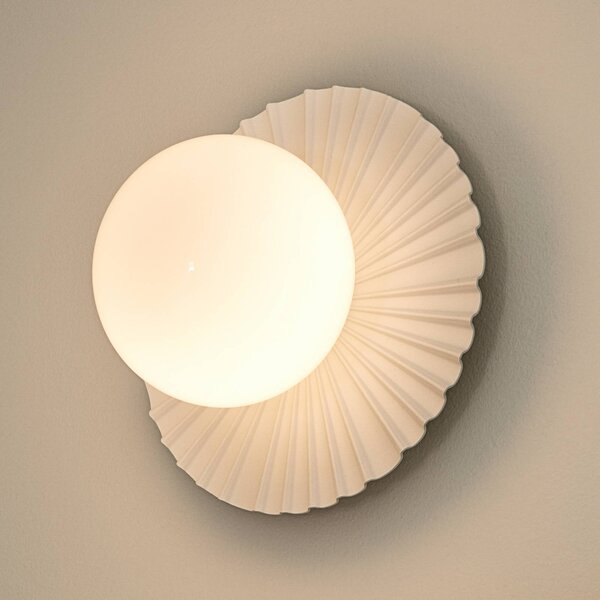 Nuura Aps Applique da parete di design Liila Muuse, dimmerabile, Bianco / Opale, Bagno, Metallo, Scandinavo, Applique