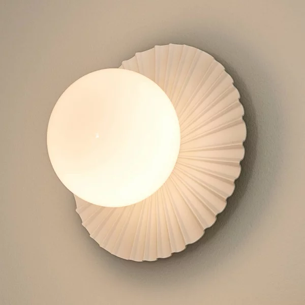 Nuura Aps Applique da parete di design Liila Muuse, dimmerabile, Bianco / Opale, Bagno, Metallo, Scandinavo, Applique