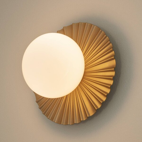 Nuura Aps Applique da parete di design Liila Muuse, dimmerabile, Ottone / Oro, Bagno, Metallo, Scandinavo, Applique