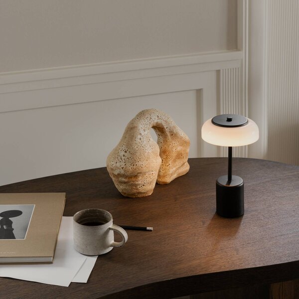 Nuura Aps lampada LED da tavolo ricaricabile Blossi, altezza 26 cm, nero/opale dimmerabile, Nero, Metallo, Scandinavo