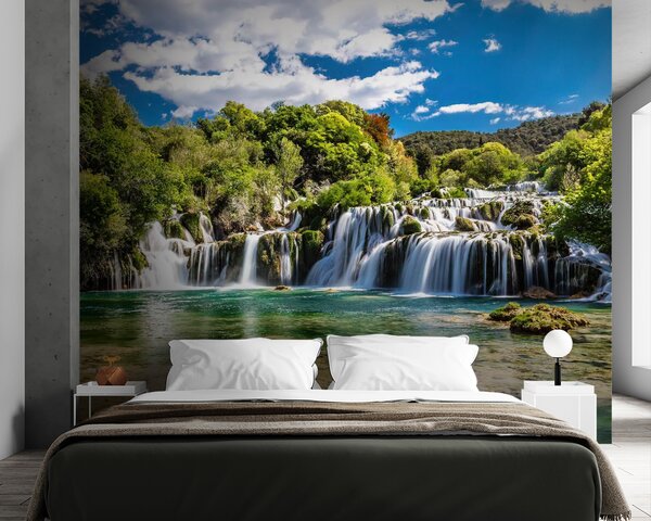 Carta da parati Il Parco Nazionale di Krka circondato da alberi e da un cielo azzurro, Carta da parati Natura, Carta da parati popolare, u55775 - Tapeko.it
