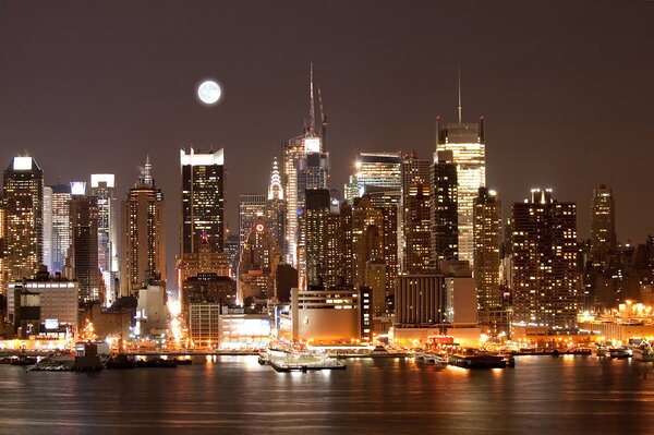 Carta da parati Lo skyline della città di notte con la luna in cielo, Carta da parati citta, Carta da parati popolare, u57923 - Tapeko.it