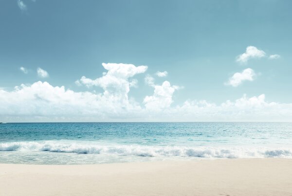 Carta da parati Una spiaggia con le onde che si infrangono sulla sabbia, Carta da parati Spiaggia, Carta da parati popolare, u97884 - Tapeko.it