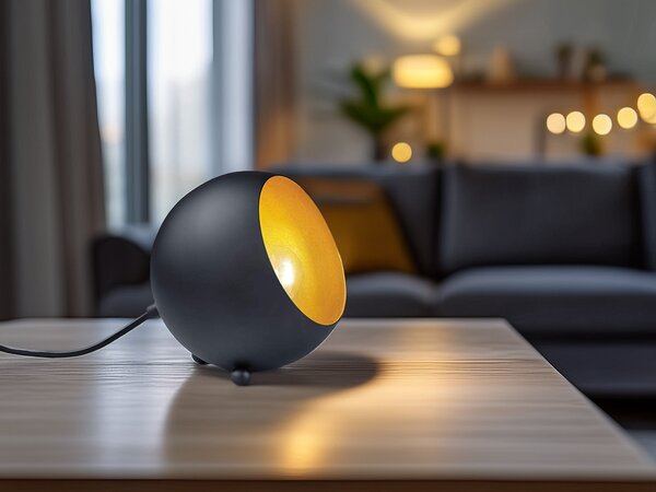 Piccola lampada da tavolo a LED con paralume rotondo in metallo nero opaco e interno oro