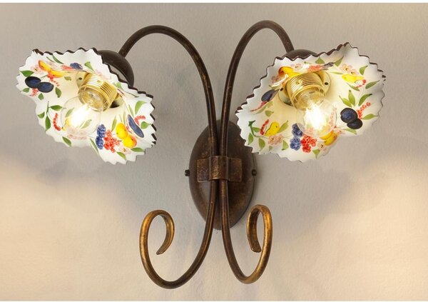 2261 APPLIQUE 2 LUCI IN METALLO BRUNITO CON PIATTI IN TERRACOTTA BIANCA DECORATI CON FRUTTA MADE IN ITALY