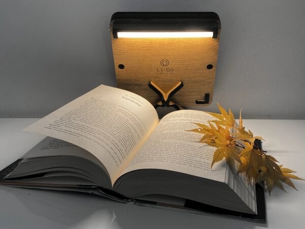 Li-Go 4070/DUB2 - Lampada da tavolo decorativa a LED, 12W/230V, 19x19 cm, rovere/motivo cavallo