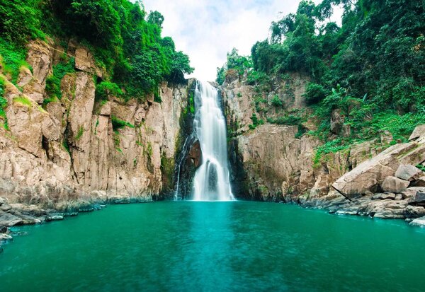 Carta da parati Cascata in un'area rocciosa, Carta da parati Natura, Carta da parati popolare, u55191 - Tapeko.it