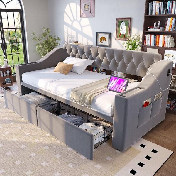 Letto imbottito 90x190 cm, utilizzabile anche come divano letto, rivestito in velluto color grigio chiaro, dotato di porta USB, con vano portaoggetti integrato nelle braccioli e cassetti contenitori