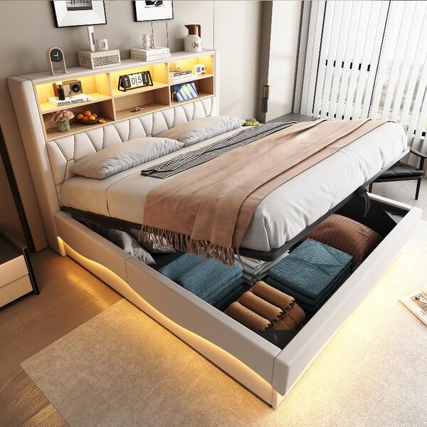 Letto imbottito 180x200 cm con spazio contenitore a sollevamento idraulico, striscia LED e porta USB integrati nella testiera, rivestito in lino color beige e dotato di rete a doghe in metallo