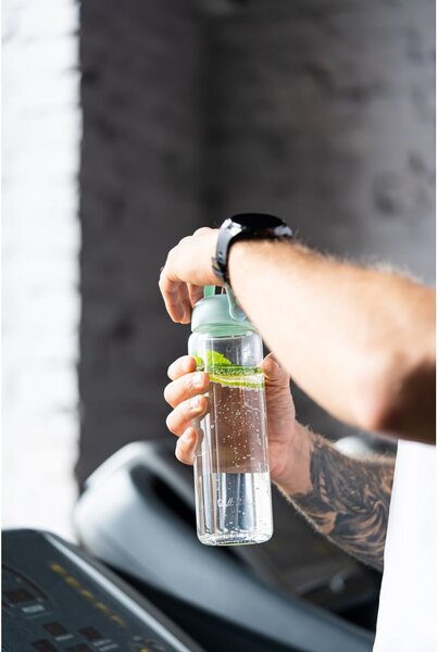 Bottiglia color menta in vetro 540 ml Fuori – Vialli Design