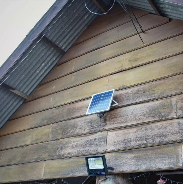 Faretto solare dimmerabile LED 16W 3,2V 4000K IP65 con telecomando