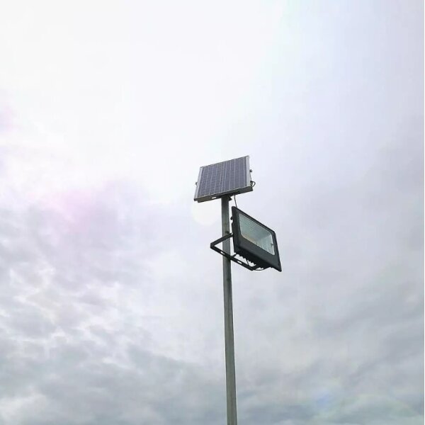 Faretto solare dimmerabile LED 16W 3,2V 4000K IP65 con telecomando