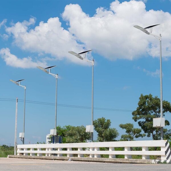 Lampada solare LED dimmerabile 50W 6,4V 6000K IP65 con telecomando
