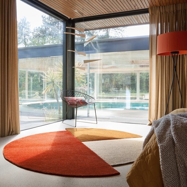 Tappeto rotondo color mattone in lana tessuto a mano ø 150 cm Mia Segment – Flair Rugs