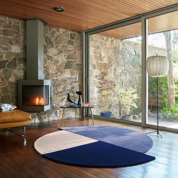 Tappeto rotondo blu in lana tessuto a mano ø 150 cm Mia Segment – Flair Rugs