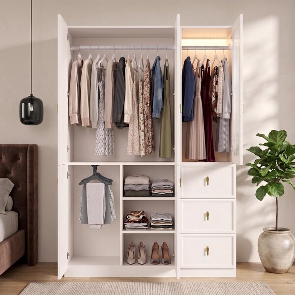 Armadio MODFU bianco, con 5 ante a battente, vetrina con LED e 3 cassetti, anta in vetro smerigliato e porta pantaloni estraibile, dimensioni 135x48x200 cm