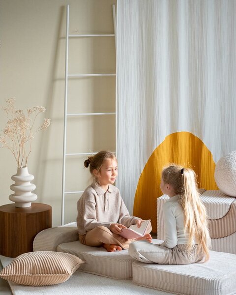Poltrona per bambini color crema con rivestimento in velluto a coste Flip – Wigiwama