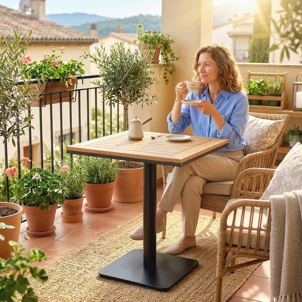 Outsunny Tavolino 70x70 cm Resistente alle Intemperie, Tavolo Quadrato da Giardino Effetto Legno con Base Ampia, Legno Naturale | Aosom Italy