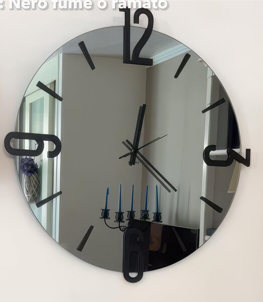 Orologio Da Muro Struttura, � uno specchio Nero Fume' ALFA SMALL Diametro 45 cm lancette in metallo numeri colore Nero a rilievo , l'orologio specchio