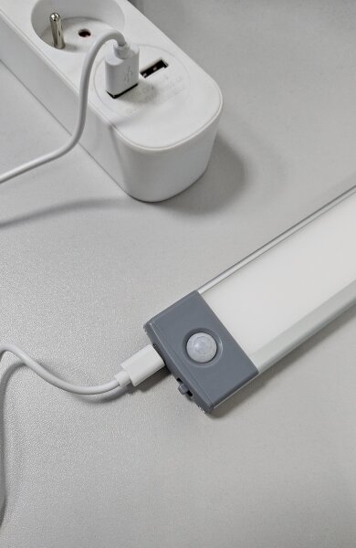 Luce LED ricaricabile per mobili con sensore LED/2,5W/5V USB 800mAh 4200K 32,5 c