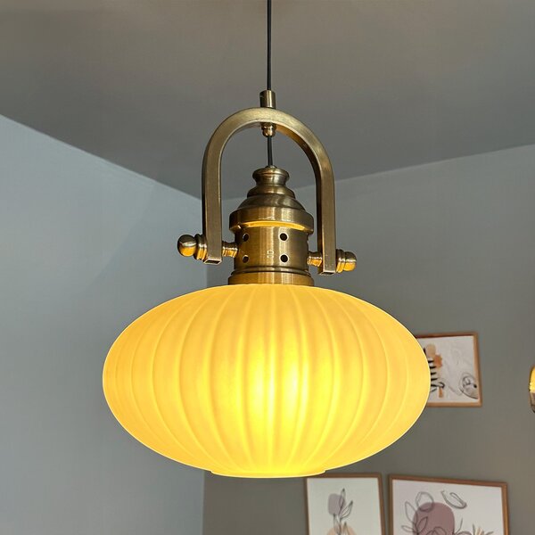 Lampadario singolo in vetro bianco con testa traforata in stile retrò