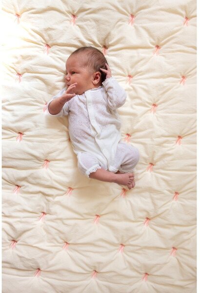Coperta per bambini giallo chiaro/rosa in cotone organico trapuntata 90x120 cm Bows – Cam Cam Copenhagen