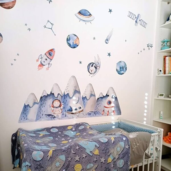 Un tema spaziale preferito per la stanza dei bambini con allegri astronauti e pianeti