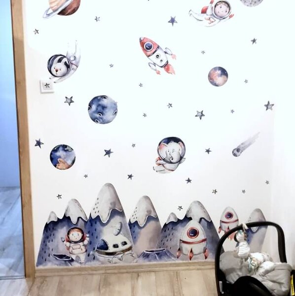 Un tema spaziale preferito per la stanza dei bambini con allegri astronauti e pianeti