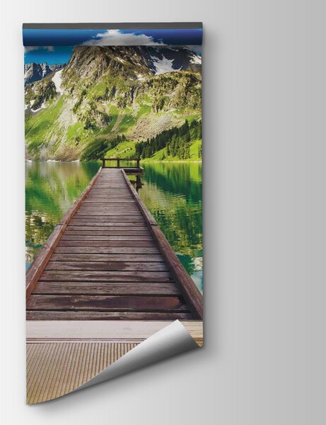 Carta da parati Vista su un lago da una camera con pontile in legno e montagne, Carta da parati Natura, Carta da parati popolare, u53287 - Tapeko.it
