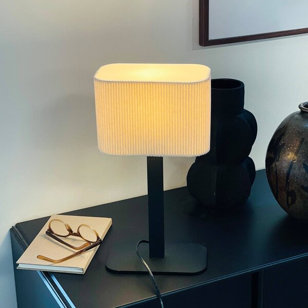 Dyberg Larsen Lampada da tavolo Calix, bianco naturale, altezza 39 cm Calix, Bianco / Opale, Soggiorno / Sala da pranzo, Tessuto / Stoffa / Seta, Design, Lampada da tavolo