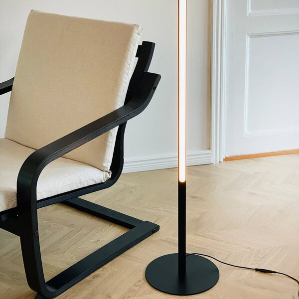 Dyberg Larsen Lampada da terra di design Vagner, dimmerabile, Nero, Soggiorno / Sala da pranzo, Metallo, Design, Lampada da terra