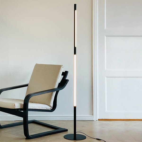 Dyberg Larsen Lampada da terra di design Vagner, dimmerabile, Nero, Soggiorno / Sala da pranzo, Metallo, Design, Lampada da terra