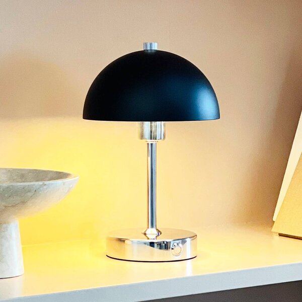 Dyberg Larsen Lampada da tavolo di design Malmö, dimmerabile, Cromo / Argento, Soggiorno / Sala da pranzo, Metallo, Design, Lampada da tavolo
