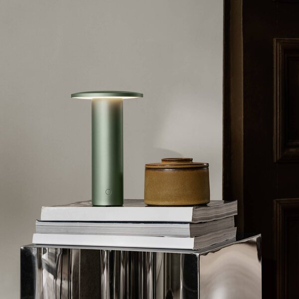 FRITZ HANSEN Lampada da tavolo a LED Solae, dimmerabile, Verde, Soggiorno / Sala da pranzo, Alluminio, Moderno, Lampada da tavolo LED
