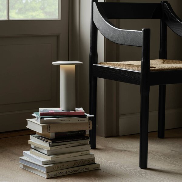 FRITZ HANSEN Lampada da tavolo a LED Solae, dimmerabile, Alluminio / Grigio / Zincato, Soggiorno / Sala da pranzo, Alluminio, Moderno, Lampada da tavolo LED