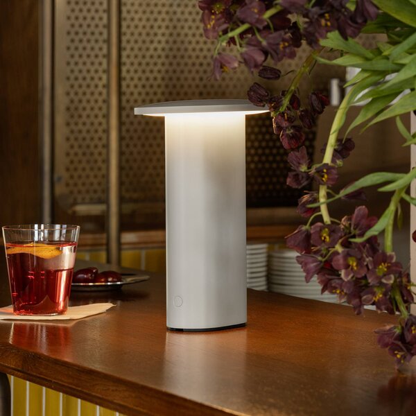 FRITZ HANSEN Lampada da tavolo a LED Solae, dimmerabile, Alluminio / Grigio / Zincato, Soggiorno / Sala da pranzo, Alluminio, Moderno, Lampada da tavolo LED