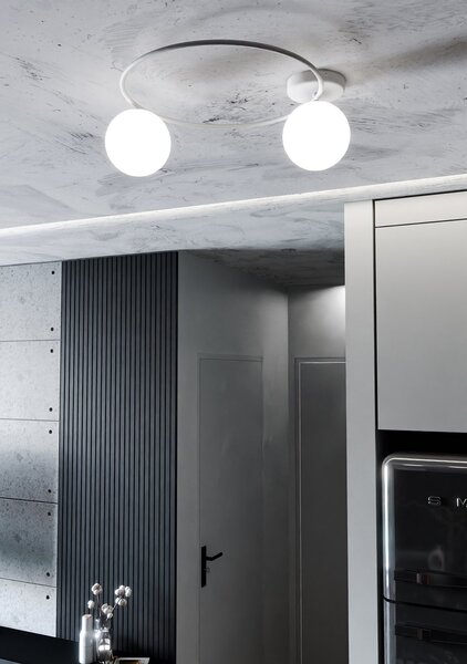 Plafoniera Minimal 2 Luci Chong Acciaio Bianco E Sfere In Vetro Bianco