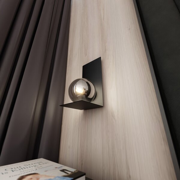 Applique Minimal 1 Luce Indiretta Pavaka Base Acciaio Nero E Vetro Fumè